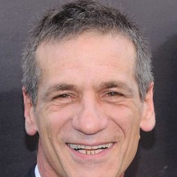 阿隆·阿布布爾 飾演 Nissem