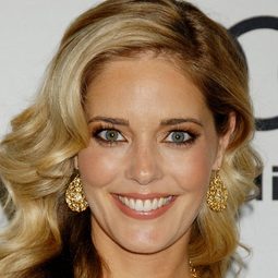 Christina Moore 飾演 Lisa