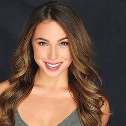 Alex Scolari - A Very Merry Toy Store演員 飾演Danielle