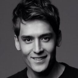 Julien Kang 飾演 Yuri