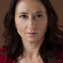 Monica Mariotti 飾演 Karolina