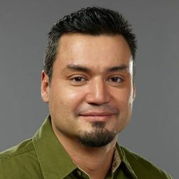 Diego Fuentes - 忘形水演員 飾演Worker