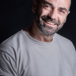 Gianni Lillo - 我債免我負演員 飾演Viktor