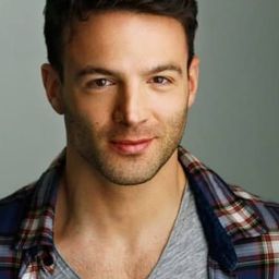 Anthony Marks 飾演 Victor