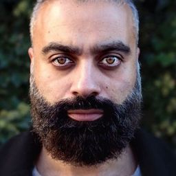 Ali Kazim 飾演 Khalid