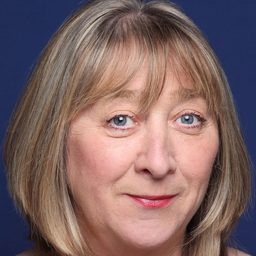 Nora Connolly 飾演 Beatrice