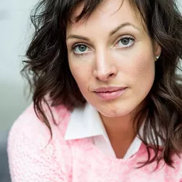 Dagny Dewath 飾演 Tina