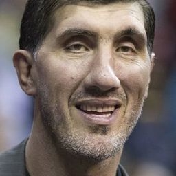 Gheorghe Mureșan 飾演 Max Zamphirescu