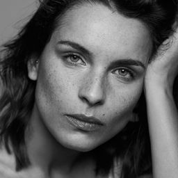 莉塔·瑪汀斯 飾演 Rita / Mother