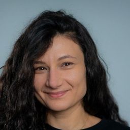 Oana Mardare 飾演 Dorina