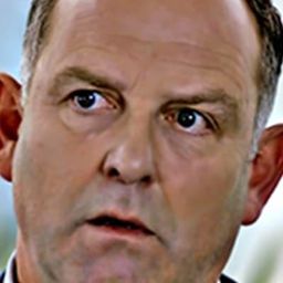 Cameron McDonald 飾演 Gus