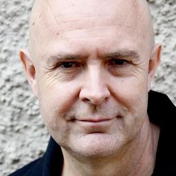 Seán James Sutton 飾演 American Newsreader