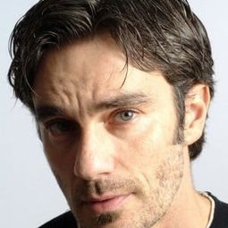 Enrico Mutti 飾演 Roberto