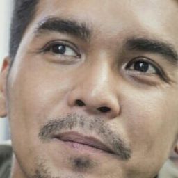 Mario Irwinsyah 飾演 Denny