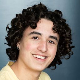 Rafael Luis Klein-Hessling 飾演 Gino