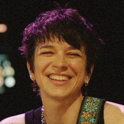 Daisy Spencer 飾演 Self - Band, Guitar