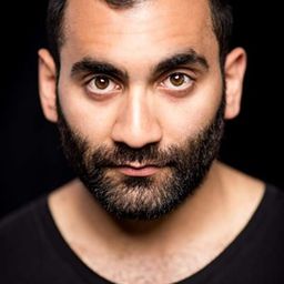 Arvin Kananian 飾演 Ali