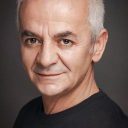 Zafer Algoz 飾演 Komiser Metin