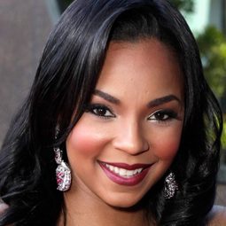 亞香緹 飾演 Kelly