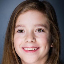 Marine Vallée 飾演 Louise