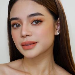 Bianca de Vera 飾演 Tin