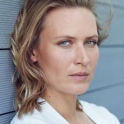 安格妮茲卡·如雷夫斯卡 飾演 Moglie Franco