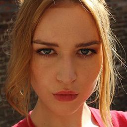 Verona Verbakel 飾演 Radical feminist