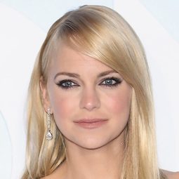 安娜花拉絲 飾演 Kelly