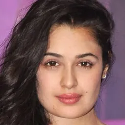 Yuvika Chaudhary 飾演 Dolly