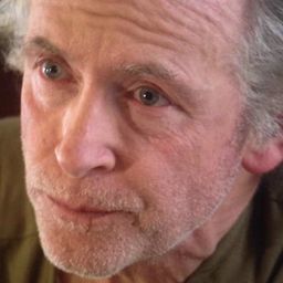 J. Dixon Byrne 飾演 Walter Hughes