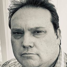 Steven M. Smith 飾演 Nightcluber