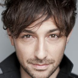 Alex Zane 飾演 Self - Film Journalist