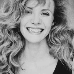 Clare Wren 飾演 Sarah Travers