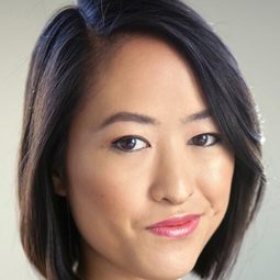Lily Du 飾演 China