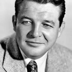 Gordon Jones 飾演 Captain Scanlon, Police Chief