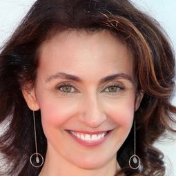 Jules Bruff 飾演 Knowing Woman