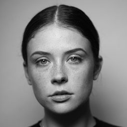 米亞湯姆林森(Mia Tomlinson) 飾演 Judy Warren