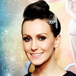 Erica Linz 飾演 Mia