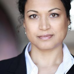 Gina Gangar 飾演 Elizabeth Price