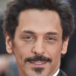 湯摩爾·席勒 - 千萬別抬頭演員 飾演Adul Grelio