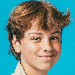 Lou Goossens 飾演 Elias