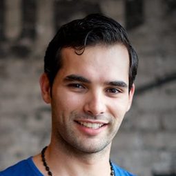 Johnathan Sousa 飾演 Manolo