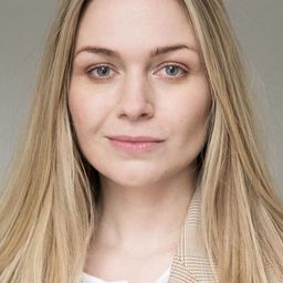 Elma Stefanía Ágústsdóttir 飾演 Sara