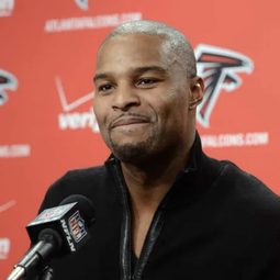 Osi Umenyiora 飾演 Self