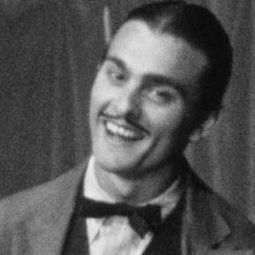 Robert Uricola 飾演 Singer