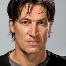 Tobias Moretti 飾演 Max Ludwig Nansen