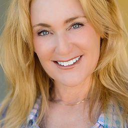 Jill Adler 飾演 Reporter