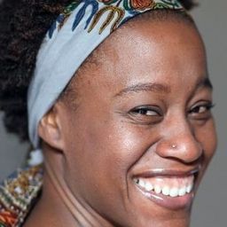 Néva Kehouane 飾演 Mother