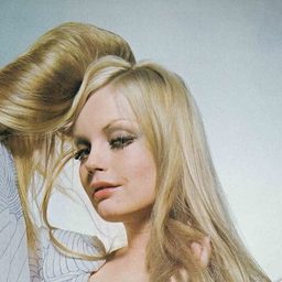 Alexandra Hay - 猜猜誰來吃晚餐演員 飾演Carhop