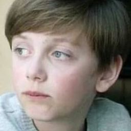 Nicholas Holmes 飾演 Young Max